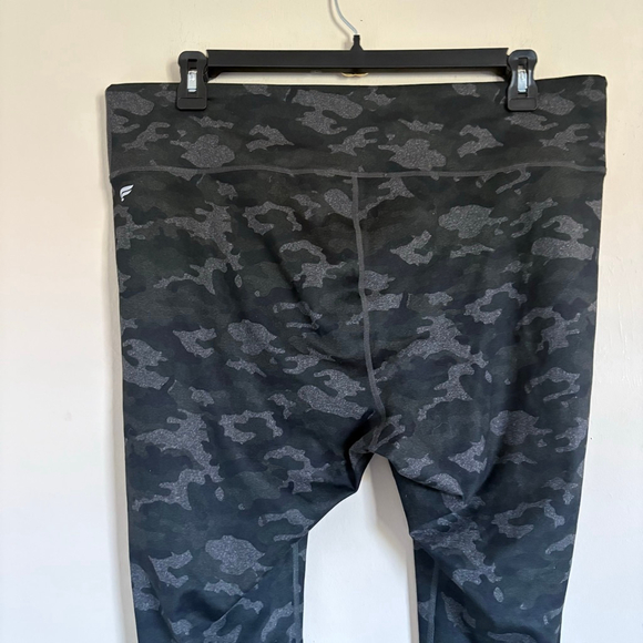 Women's Fabletics Plus 2X Charcoal Grey Camo PowerHold Leggings - Picture 5 of 13